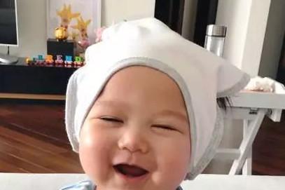 胡杏儿夫妇狂亲儿子变表情包，为什么我家宝宝皮肤却不嫩？