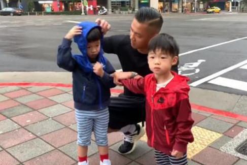 范玮琪双胞胎儿子成长飞速 黑人带娃出行被赞