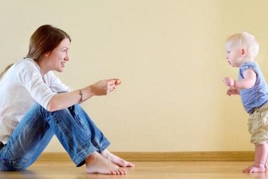 宝宝学走路全过程！从迈步到抬腰，每个环节都需要妈妈的帮助