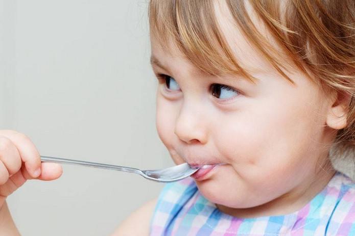 南昌一中专食堂消毒柜现蛆虫蠕动 官方：人为