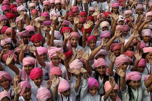 “国际女童日”到来 澳报告关注性骚扰和童婚