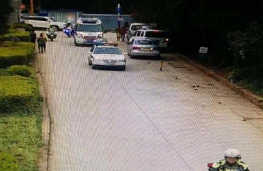 3岁儿童坠楼 民警驾警车为救护车开道上演“