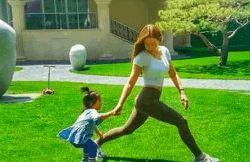 国外辣妈带女儿一起健身, 看完照片, 网友: 孩子哺乳期肯定吃撑过