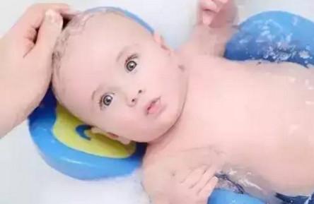 宝宝秋季洗澡不着凉要注意什么