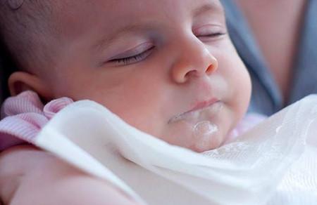 宝宝吃奶后就吐奶是有病吗