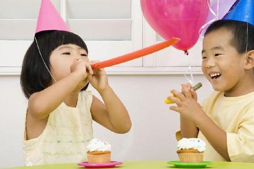 小男孩在幼儿园亲了小女孩，双方妈妈知道后反应截然不同