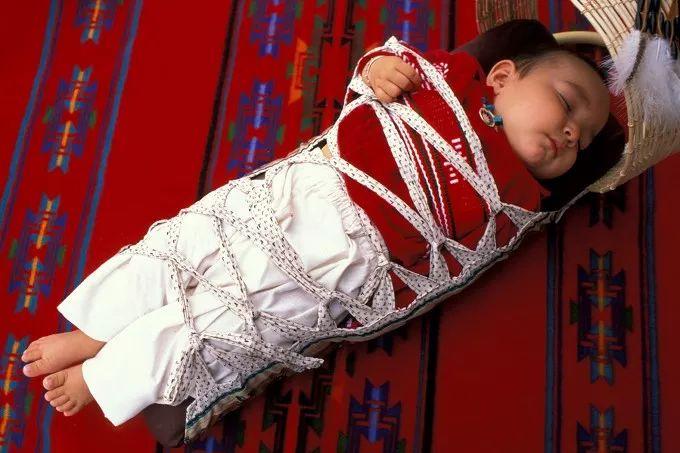 给宝宝绑腿好不好 宝宝不绑腿容易O型腿吗