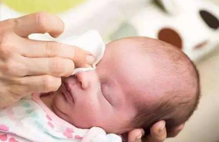 如何给宝宝正确洗脸