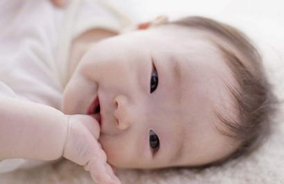 孩子喜欢吸吮手指该怎么办