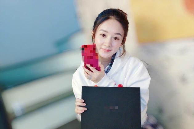 真怀孕了？赵丽颖近照脸蛋明显长胖还用盒子遮