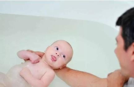给新生儿洗澡要注意什么