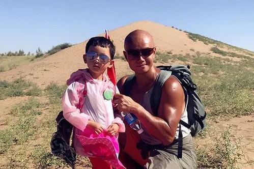 乐嘉带4岁女儿徒步沙漠76公里，小心“挫折教育”不成变折磨
