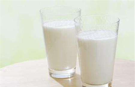 经常喝牛奶能丰胸吗 吃哪补哪是真的吗？
