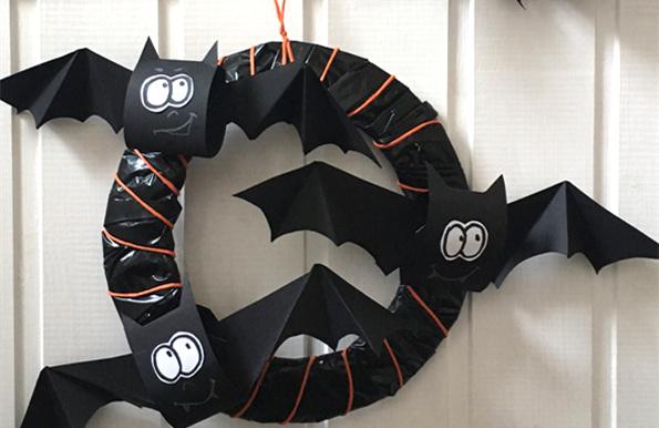 万圣节环保蝙蝠花环挂饰制作方法