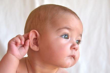 宝宝为什么老爱摇头抓耳朵？