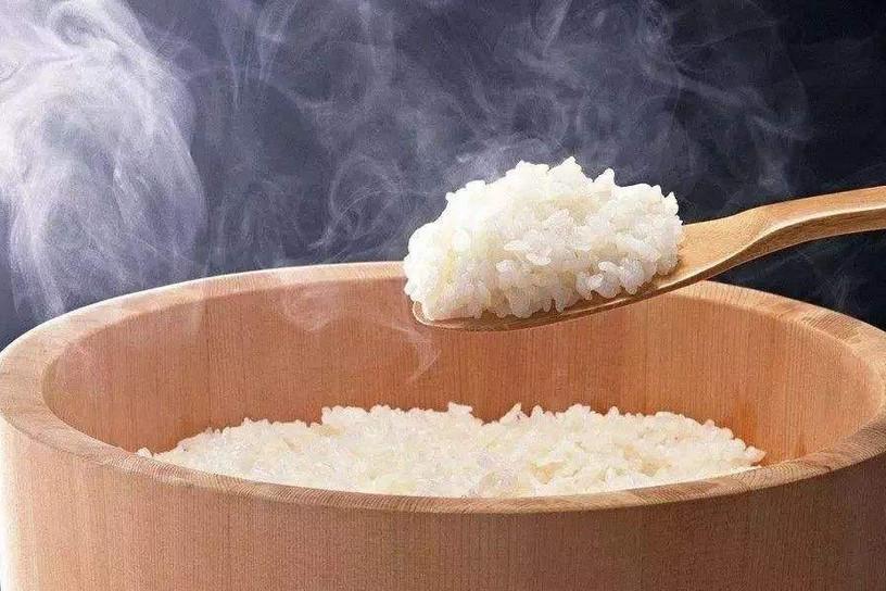 奶奶带娃有“绝招”，一个锅盖让宝宝乖乖听话，果然姜还是老的辣