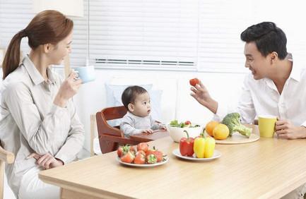 陪孩子吃饭时需要注意什么