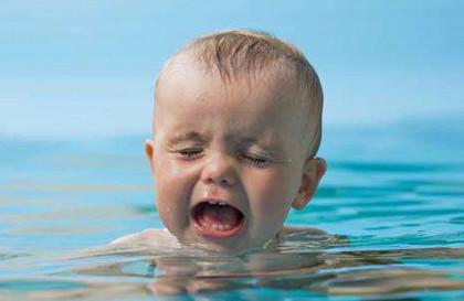 宝宝洗澡时不小心耳朵进水该怎么办