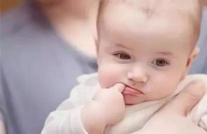 宝宝吃手越吃越聪明？