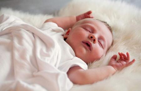 新生儿这几个睡姿会影响头骨发育！