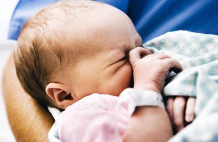 新生宝宝的呼吸和心跳比较快是正常的吗？