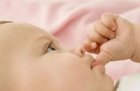 宝宝吃手指会很聪明是真的吗？