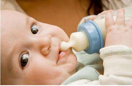 纯母乳喂养的宝宝不肯吃奶粉怎么办