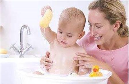 冬天给宝宝洗澡要注意什么 可以给宝宝擦润肤露吗