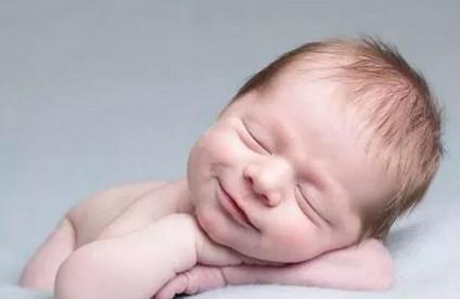 母乳喂养和配方奶喂养的新生儿的区别在哪