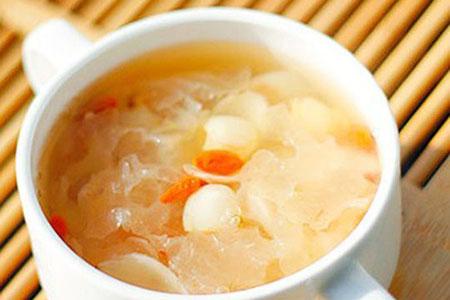 坐月子可以喝银耳莲子汤吗