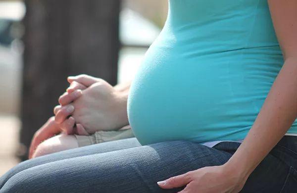 怀孕七个月胎动厉害正常吗