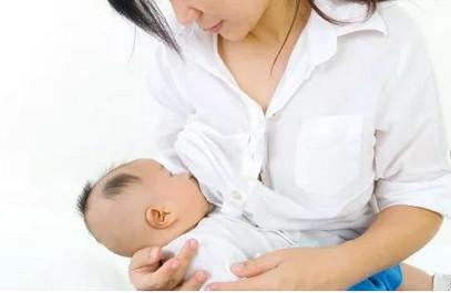 宝宝经常溢奶怎么回事