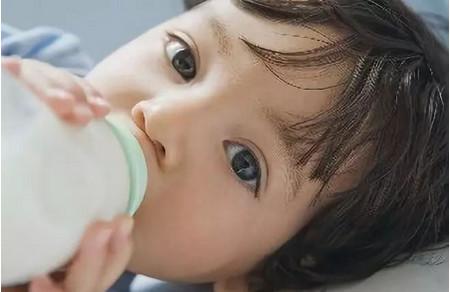 宝宝每天辅食和奶量如何科学搭配？