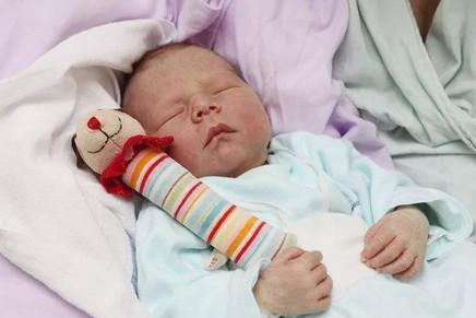 宝宝总是吐舌头是怎么回事