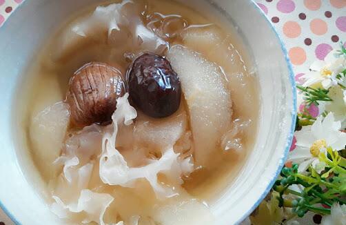 银耳蜜枣炖雪梨 润肺养颜的冬季甜汤