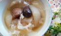 银耳蜜枣炖雪梨 润肺养颜的冬季甜汤