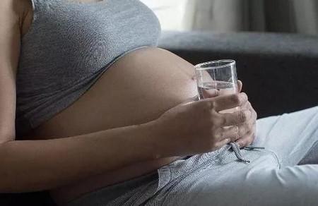 孕期这3种喝水方式很伤胎