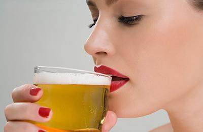哺乳期能喝啤酒吗