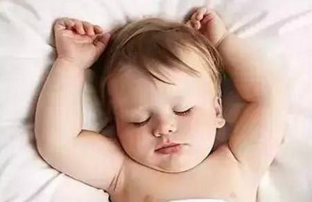 宝宝睡姿对头型、脸型的影响