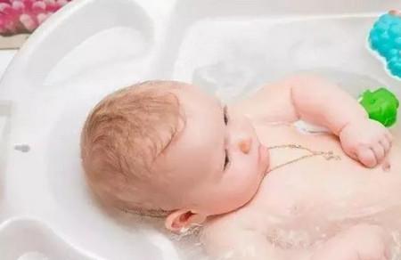 新生儿洗澡要注意3个部位