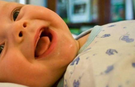 宝宝吃偏奶的原因是什么