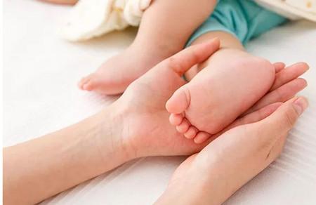 冬天宝宝热水泡脚要注意什么好