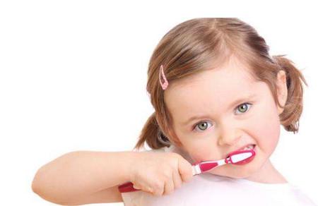 宝宝刷牙的最佳年龄 怎么教宝宝刷牙