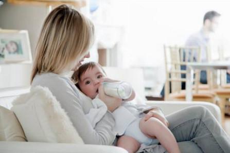 宝宝呛奶后的急救处理