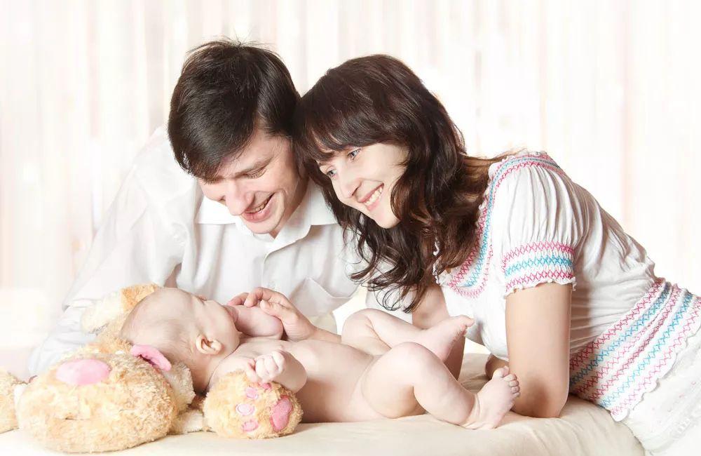 错误的逗孩子的行为