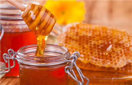 胃疼喝蜂蜜水能缓解吗 蜂蜜水对胃疼有什么效果呢？