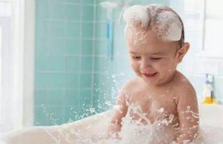 给小宝宝洗澡要注意这6个部位！