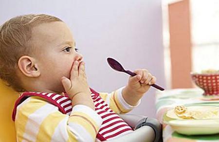 宝宝吃辅食就吐怎么回事 宝宝辅食不能有哪些食物