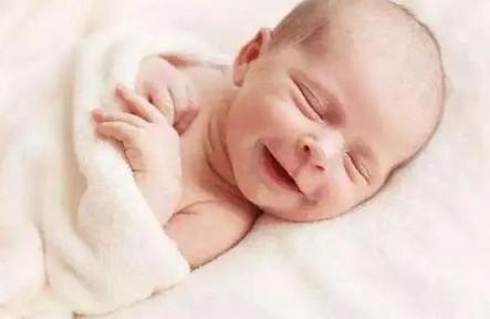 新生宝宝睡觉微笑怎么回事