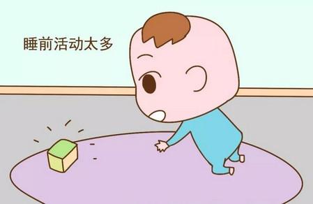 寶寶睡覺滿床滾怎么回事